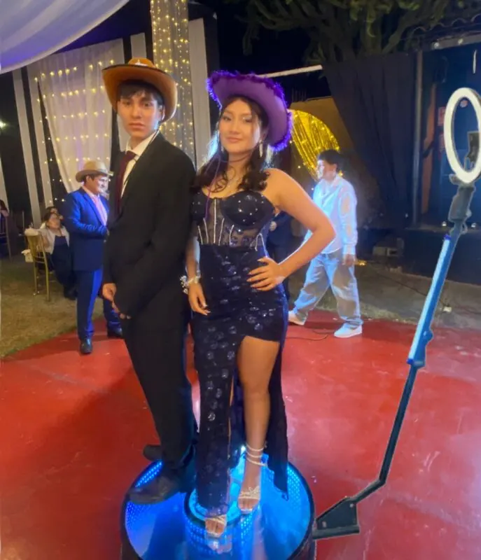 Pareja de quinceañero sobre la Plataforma 360 VIP Espejada de Giros 360°