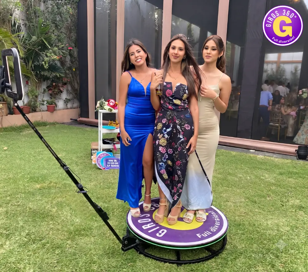 Amigas posando sobre la Plataforma 360 de Giros 360° en un evento social al aire libre