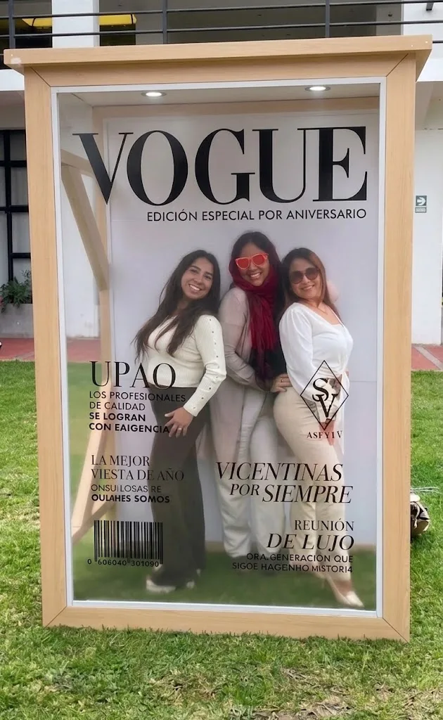 Invitadas posando en la Caja Revista Vogue de Giros 360° en un evento de aniversario UPAO