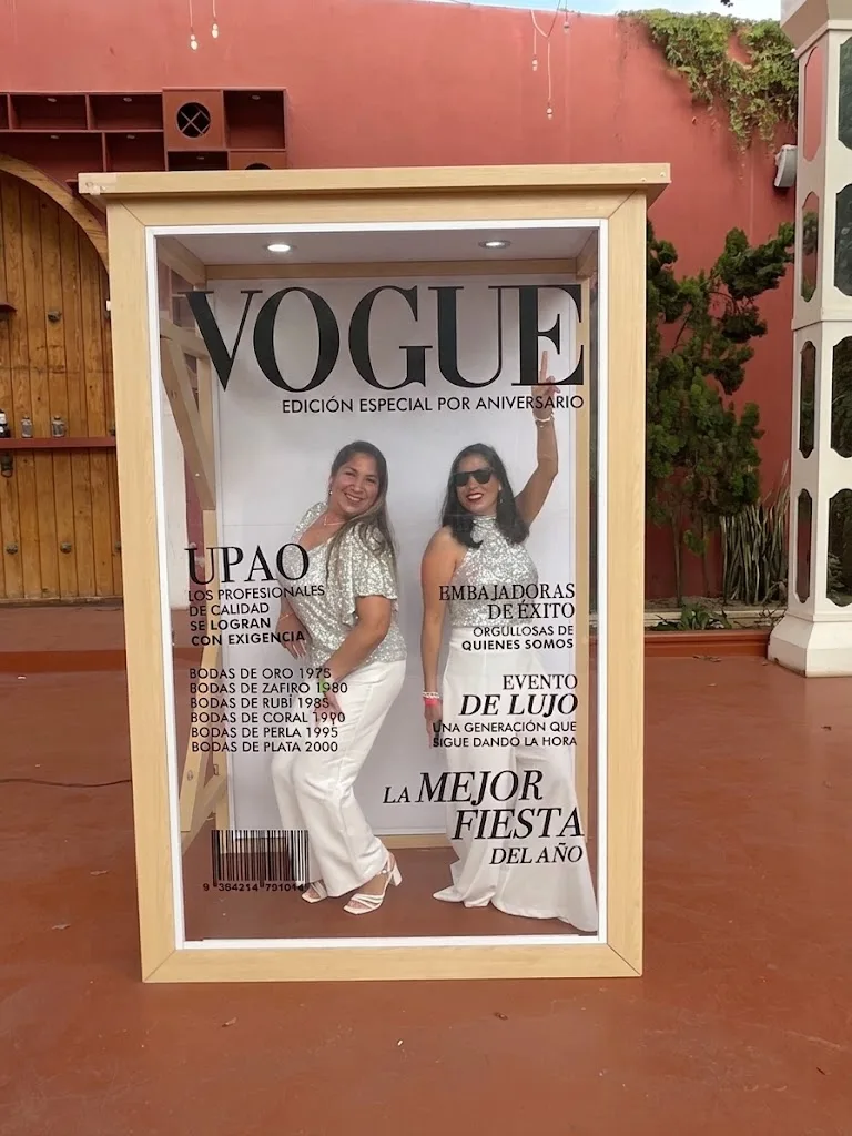 Invitadas posando en la Caja Revista Vogue de Giros 360° en un evento de gala