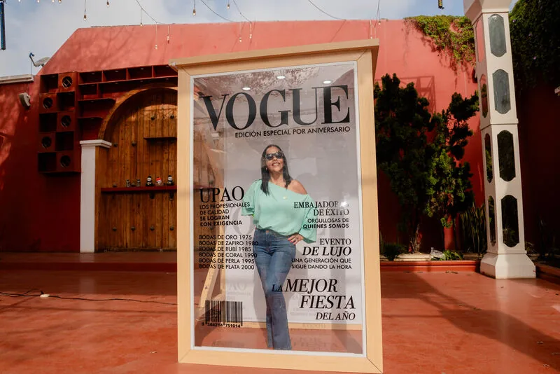 Invitada posando con la Caja Revista Vogue de Giros 360° en un evento